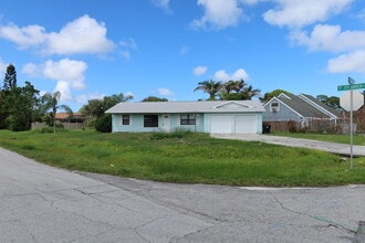 Building Photo - 601 SE Polynesian Ave