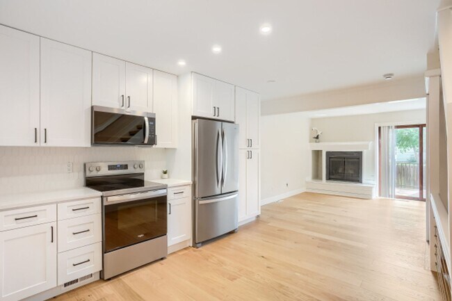 Foto del edificio - Beautifully Remodeled 3-Bed, 2-Bath Townhouse in Central Boulder
