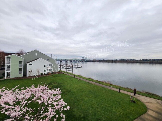 Foto del edificio - 2 BD Condo with River View, washer/dryer, microwave and W/S/G&L included.
