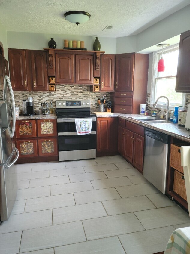 Foto principal - 305 Jasper Dr