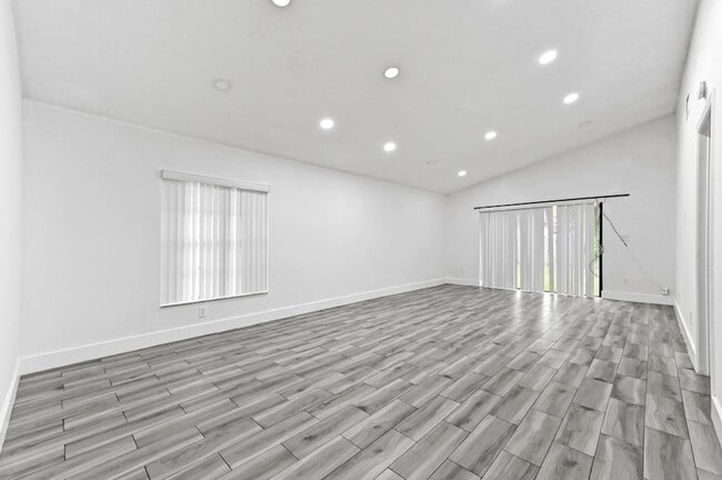 Building Photo - 1390 Summit Run Cir