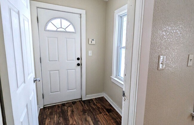 Foto del edificio - 1984 Hoyt- Large 3 bedroom 2 bath home