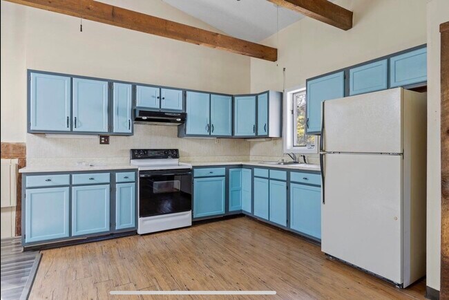 Cocina (los gabinetes se pintarán) - 142 NH Route 25