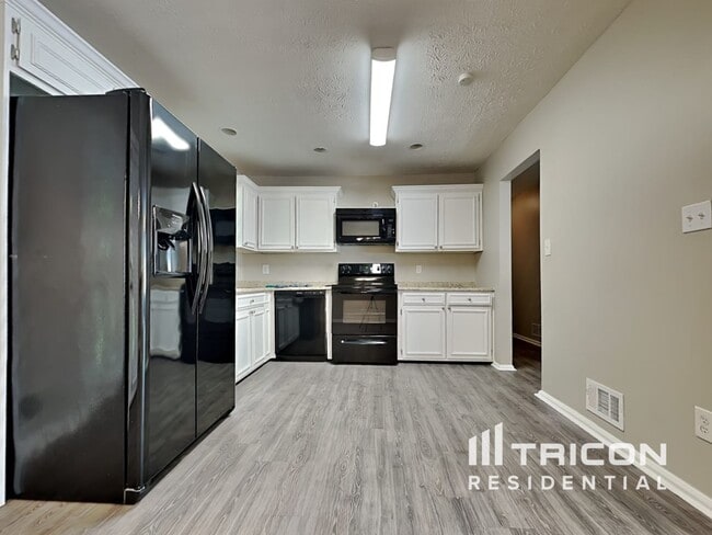Building Photo - 135 Victoria Dr