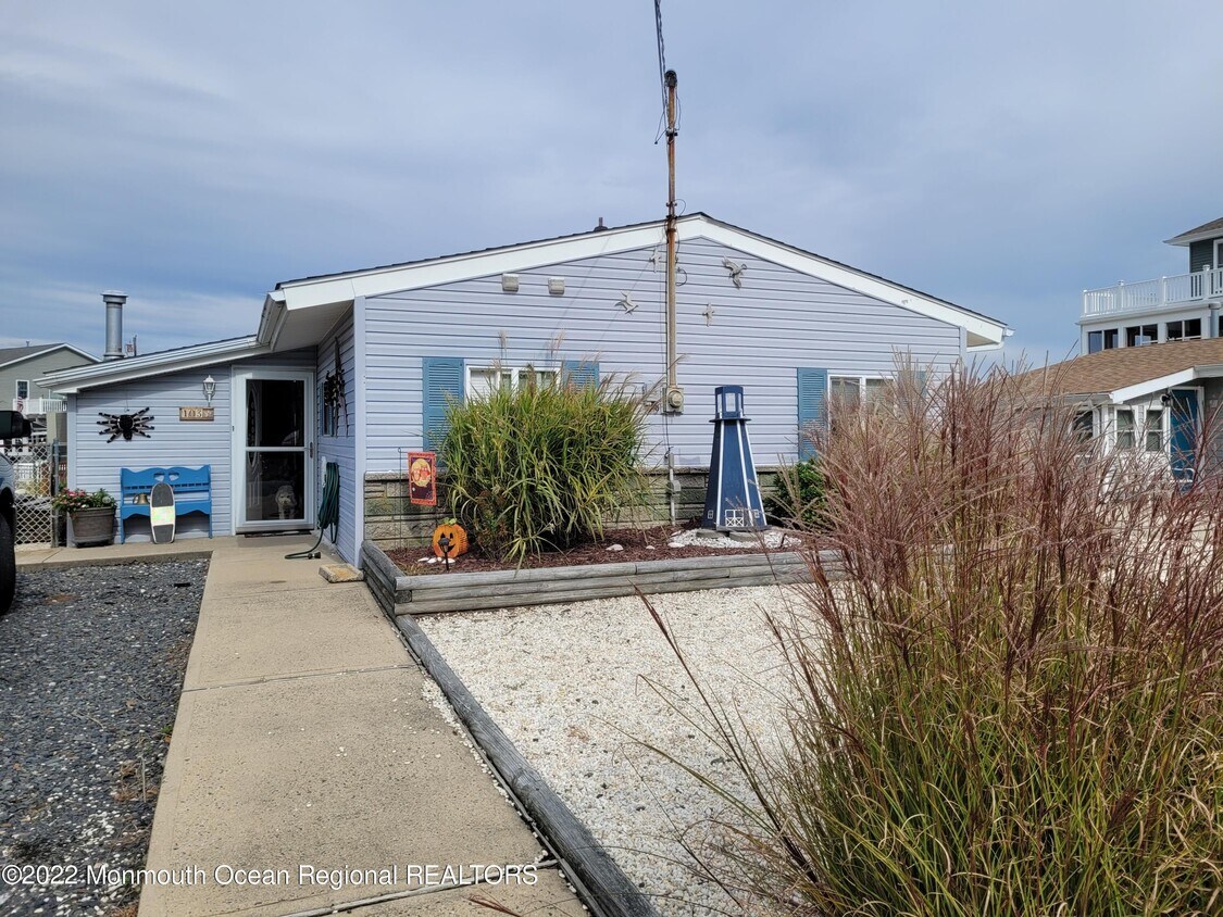 Building Photo - 103 E Boat Dr