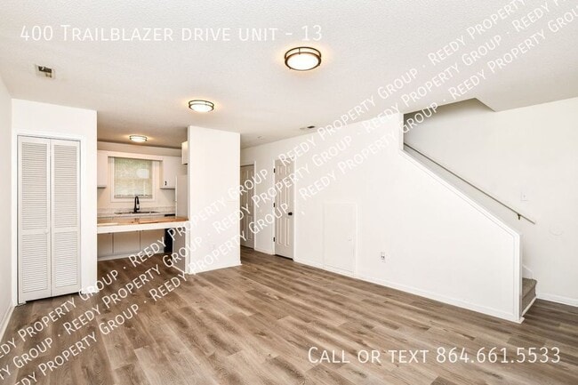 Foto del edificio - 400 Trailblazer Dr