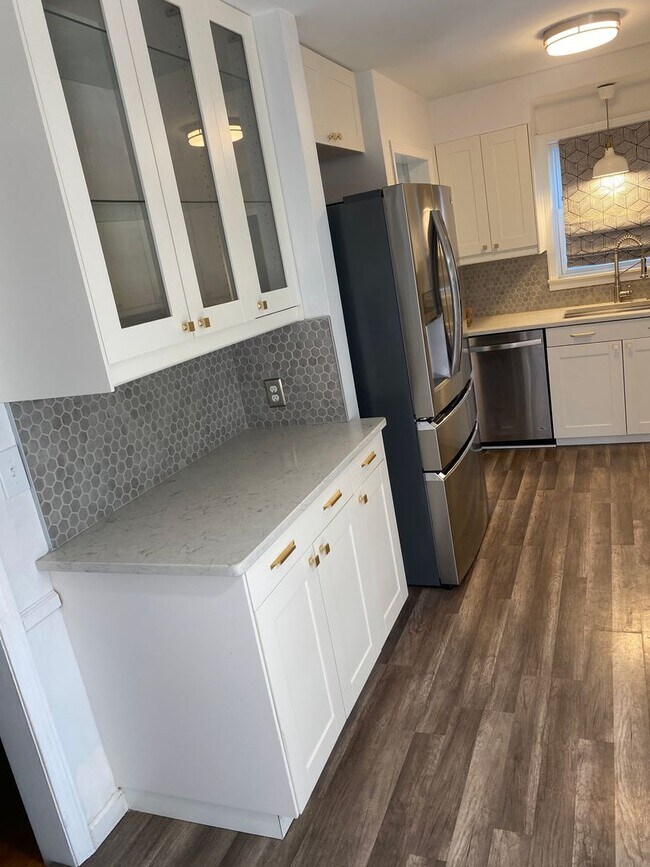 Building Photo - PRICE REDUCED!! 3 bedroom, 2 bath, brick r...