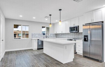 Building Photo - 10602 W Cumberland Dr