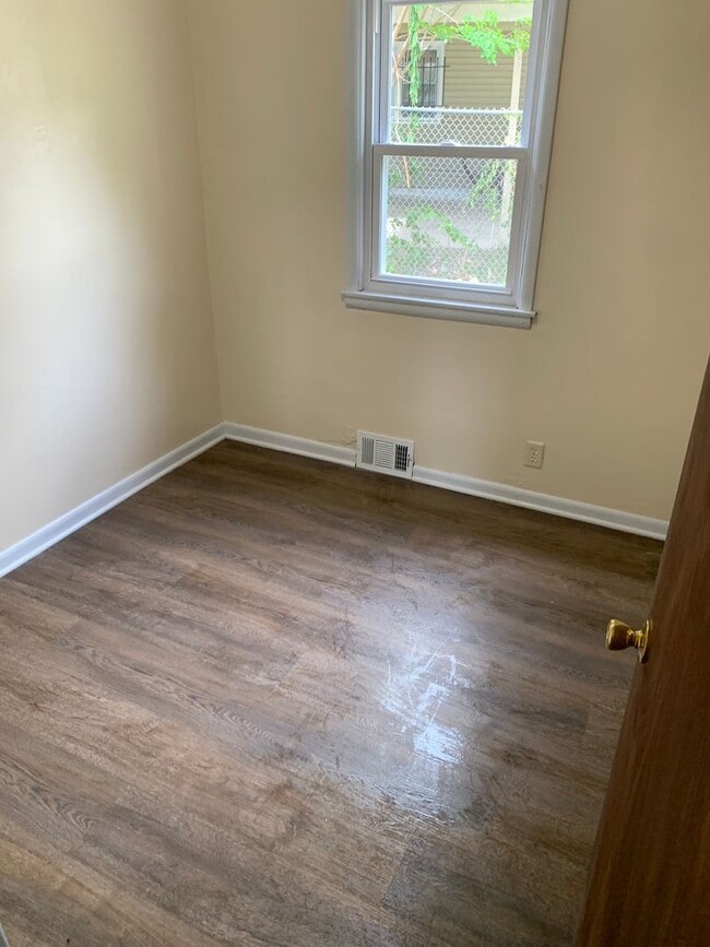 Building Photo - 3BR SINGLE FAMILY HOME WITH FULL BASEMENT,...