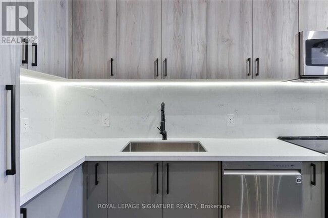 Building Photo - 914 Yonge St