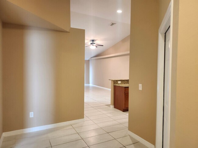 Foto del edificio - 606-608 Nicholas Pkwy W