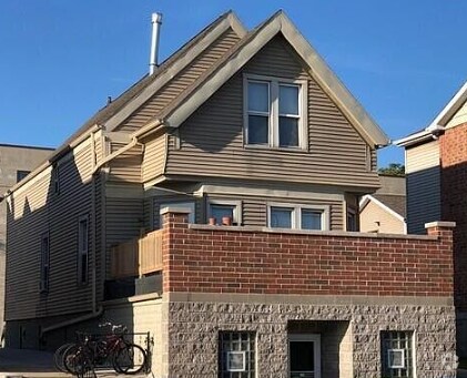 Building Photo - 2016 W Clybourn St