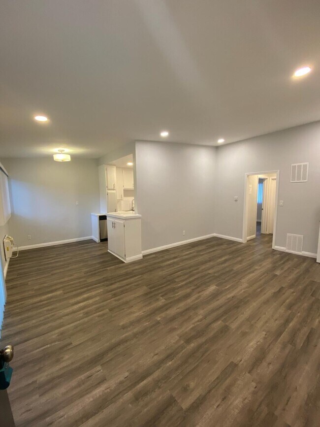 Building Photo - 439 S St Andrews Pl