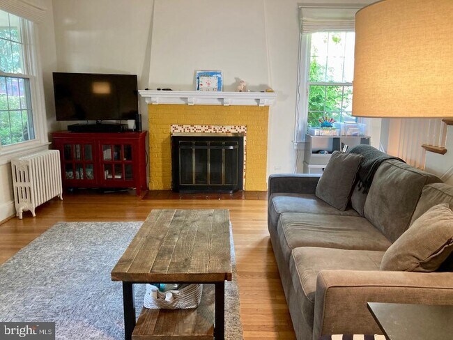 Foto del edificio - 3811 Van Ness St NW