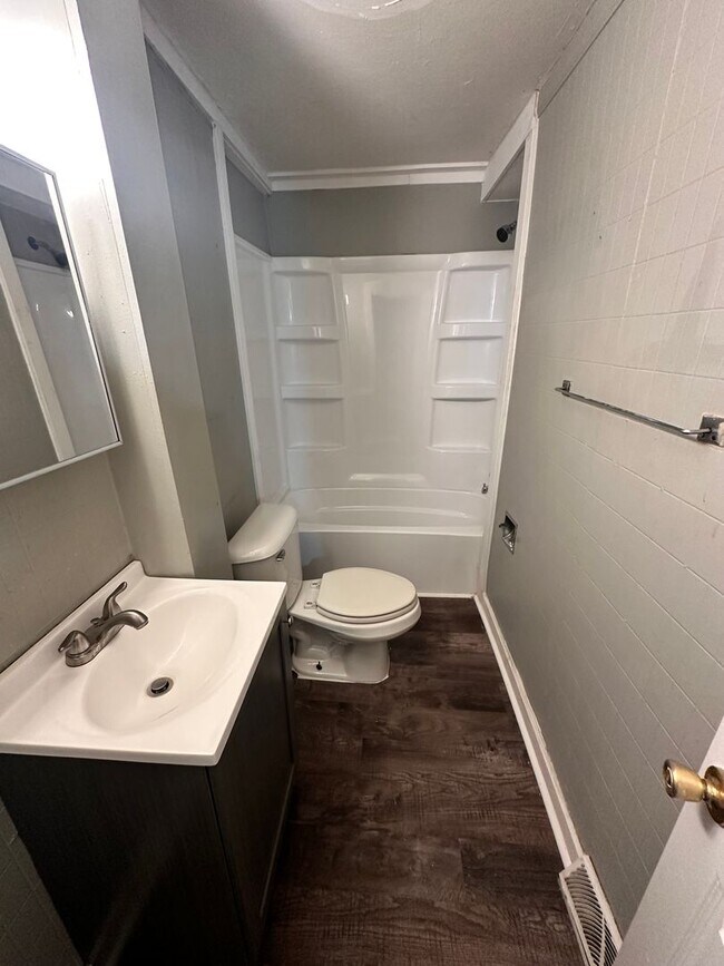 Building Photo - 2Bed/1Bath Home