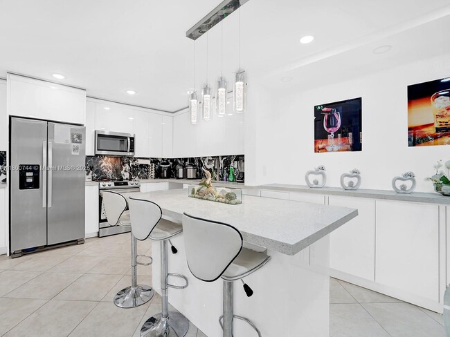 Foto del edificio - 6841 SW 147th Ave
