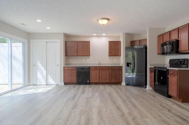 Foto del edificio - Oak Tree Townhome |3 Bed, 3.5 Bath| July 11th