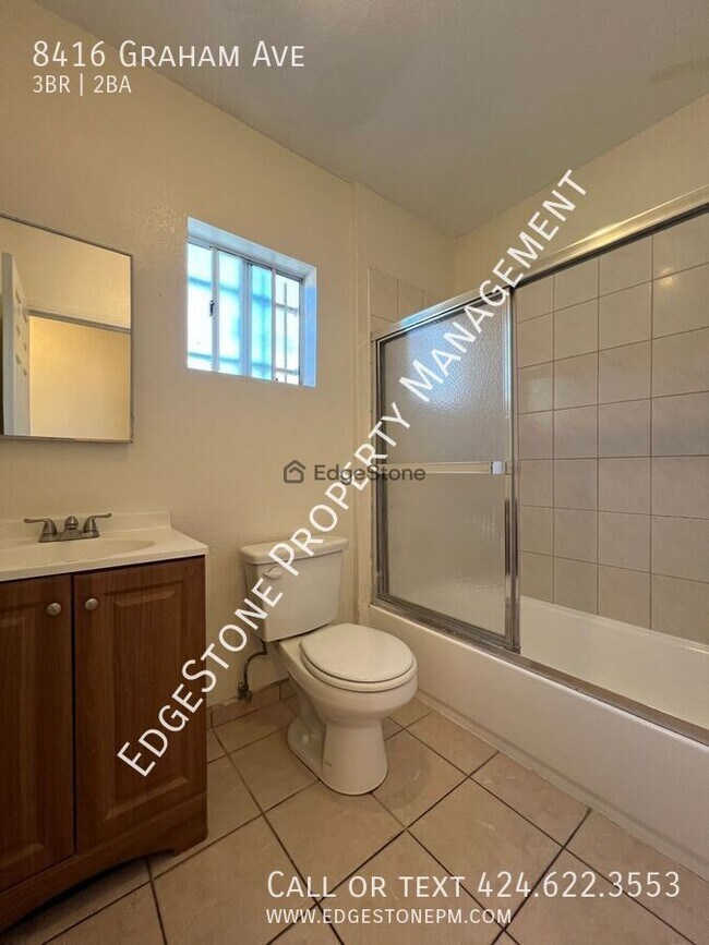 Foto del edificio - 8416 Graham Ave