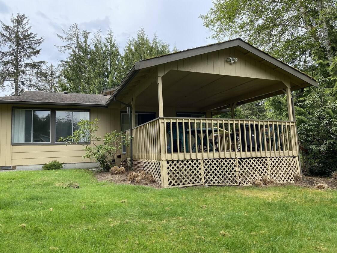 Building Photo - 860 Catala Ave SE