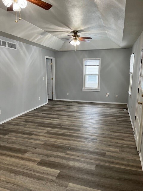 Building Photo - 402 W Benton St