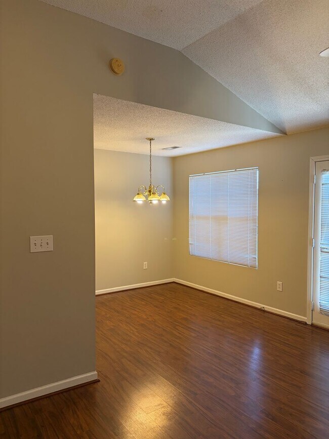 Foto del edificio - Charming 3 Bed 2 Bath in a gated community!!