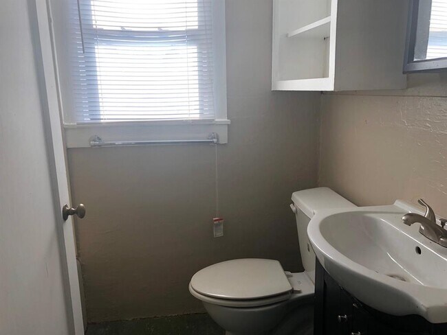 Building Photo - 458 College Dr