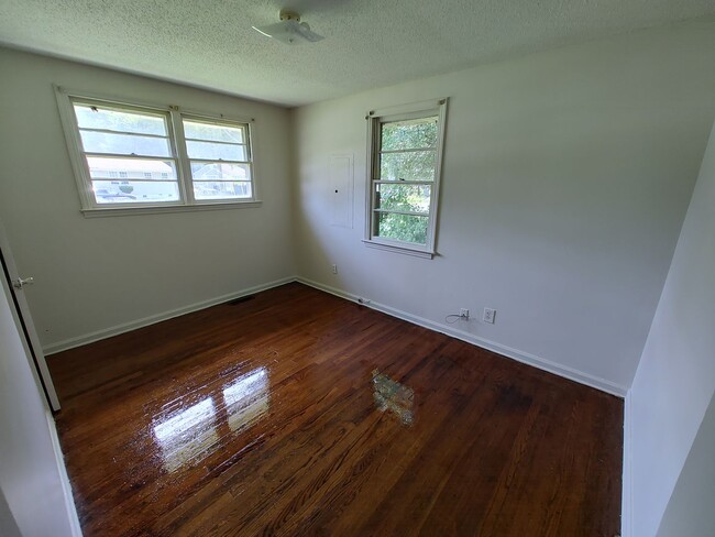 Building Photo - 2222 Briarfield Rd