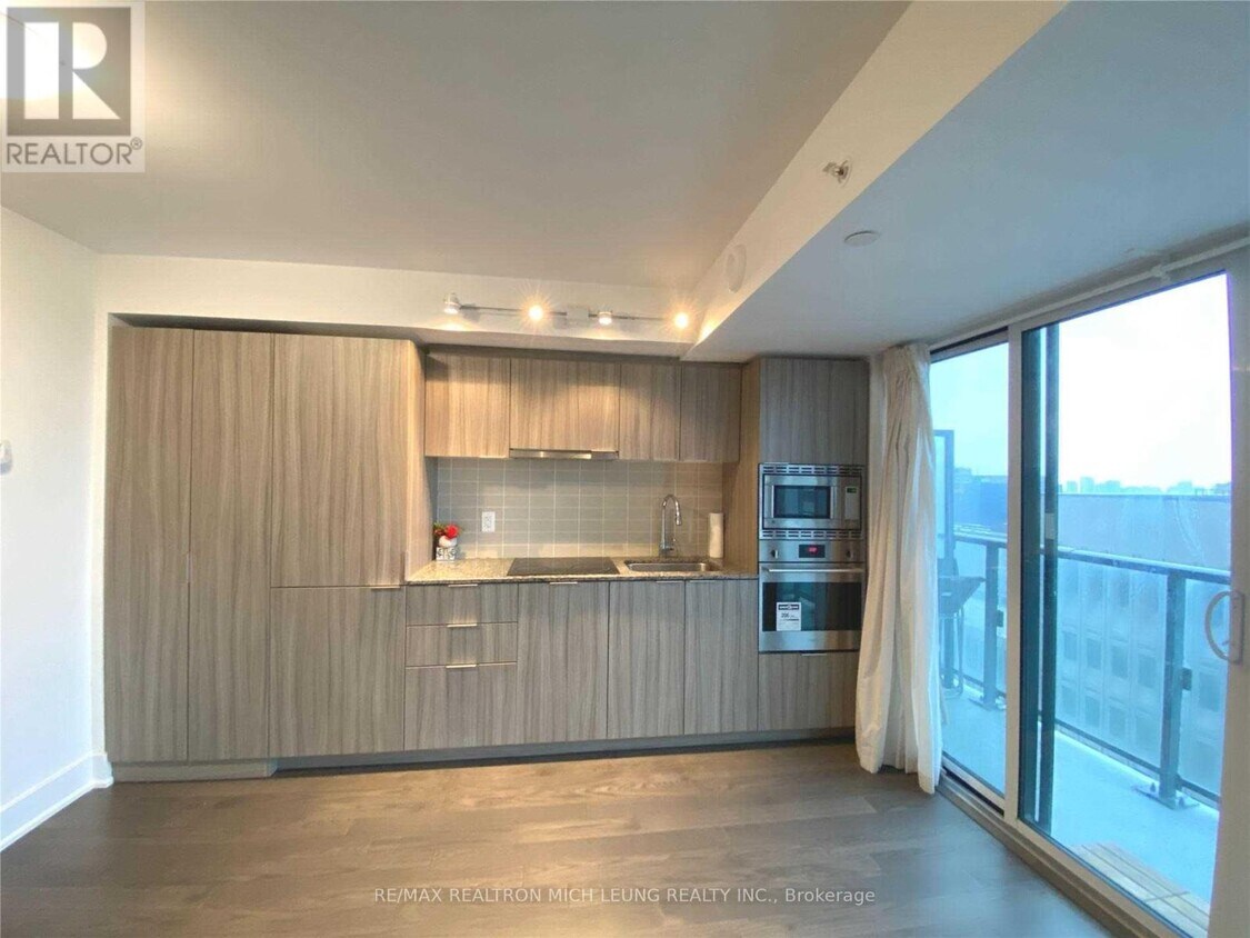 Photo principale - 955-2955 Bay St.
