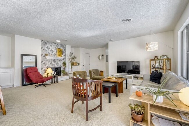 Building Photo - 6520 Delmonico Dr