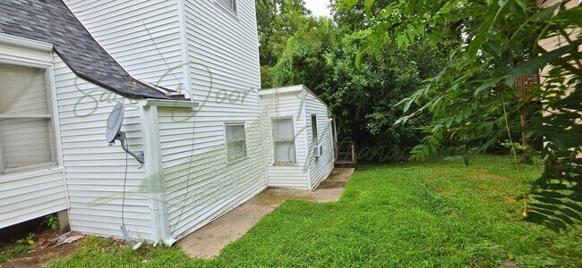 Building Photo - 1206 W Maple Ave