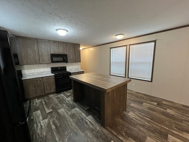 Building Photo - 38055 Leverette Ave