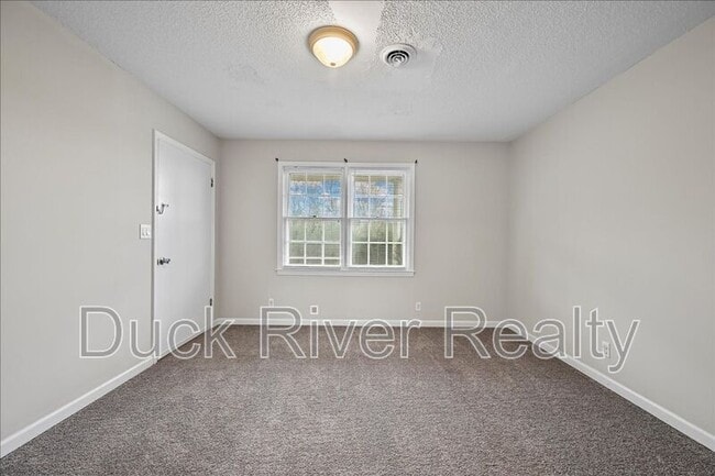 Building Photo - 525 Woods Dr