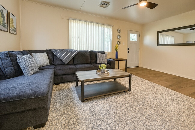 Building Photo - 517 Davidson St