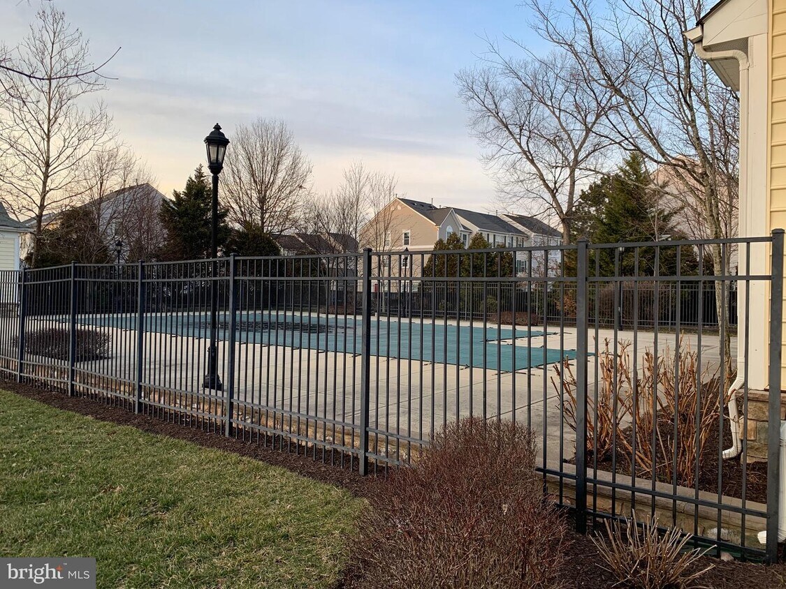 Primary Photo - 23150 Blackthorn Square