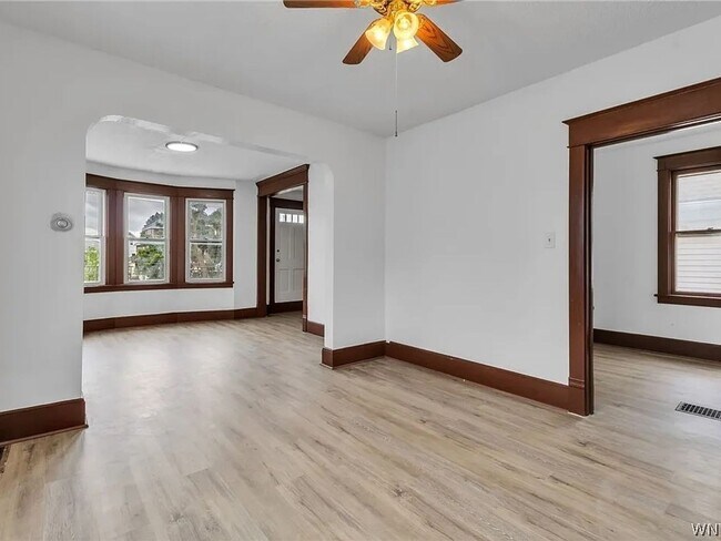 Building Photo - 4 Bedroom Duplex in Buffalo