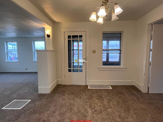Foto del edificio - Charming 3-Bedroom Home in Menasha, WI with Spacious Layout!