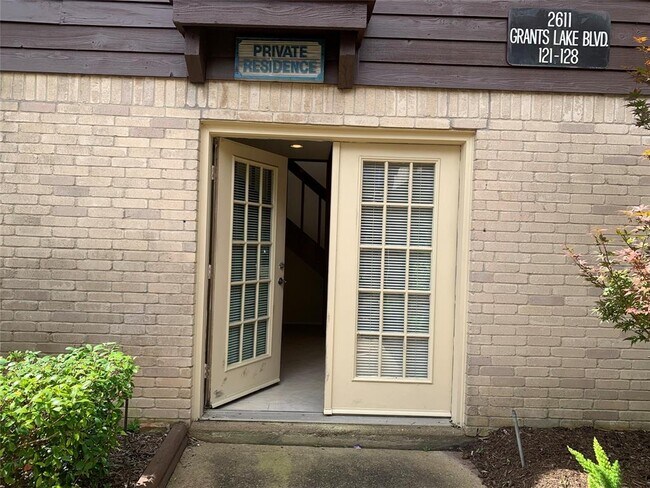 Foto del edificio - 2611 Grants Lake Blvd
