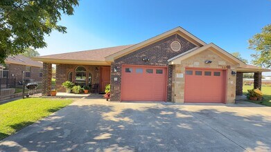 Building Photo - 902 Safari Dr