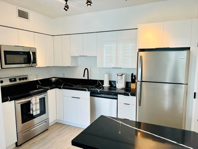 Building Photo - 1330 West Ave