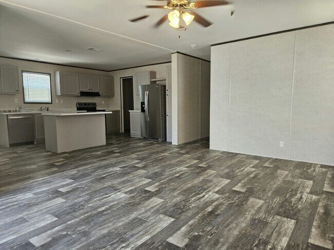 Building Photo - 6680 Hidden Oaks Dr