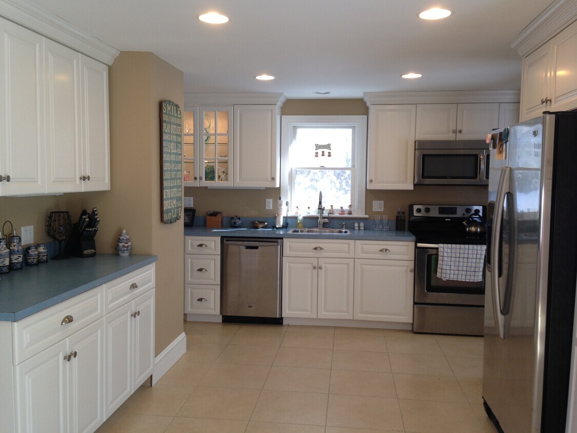 Kitchen - 16 Pine Dr