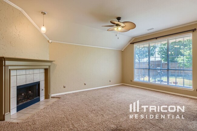 Foto del edificio - 6018 Holly Crest Ln