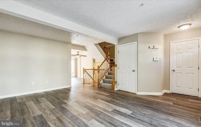 Building Photo - Spacious 3-Bedroom, 2.5-Bath Townhome in D...