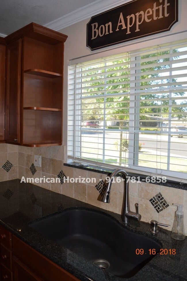 Building Photo - 1103 Meadow Oaks Dr