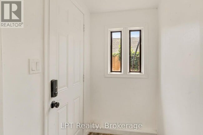 Building Photo - 726 Berford St