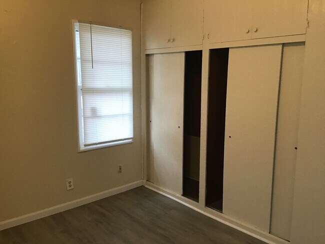 Building Photo - 2 bedroom Single Family Home