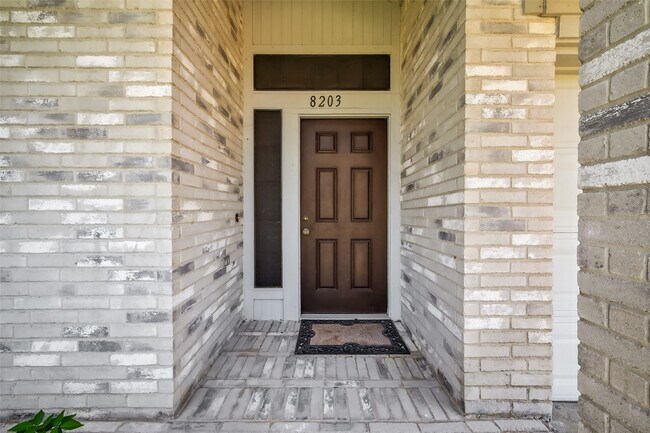Foto del edificio - 8203 Paddington Pl Dr
