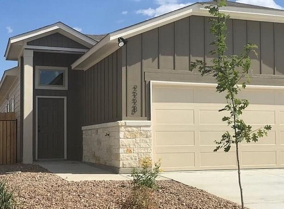 Foto principal - Luxury 3 Bed-2 Bath Duplex in NBTX!