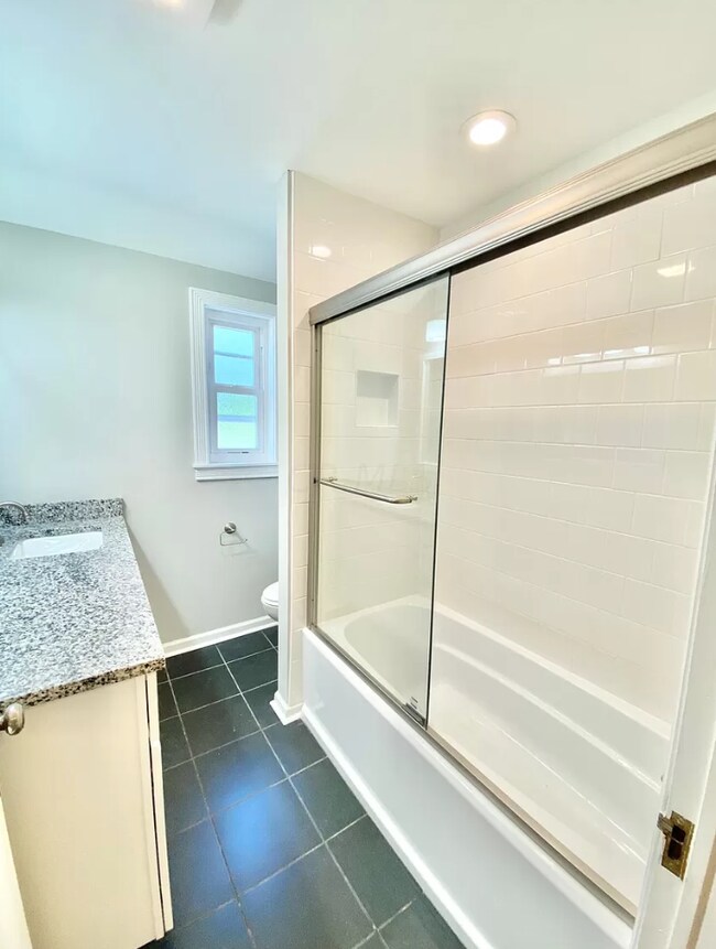 full bath - 1728 Northwest Blvd