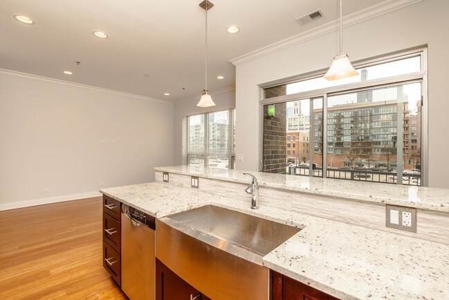 Building Photo - 1002 W Van Buren St